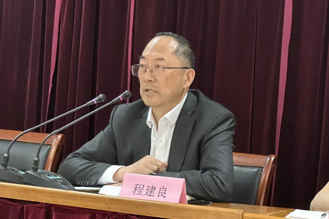 Ο Changshu Polyester πραγματοποίησε μια συνάντηση για στελέχη μεσαίου επιπέδου, μηχανικό και τεχνικό προσωπικό και προσωπικό μάρκετινγκ