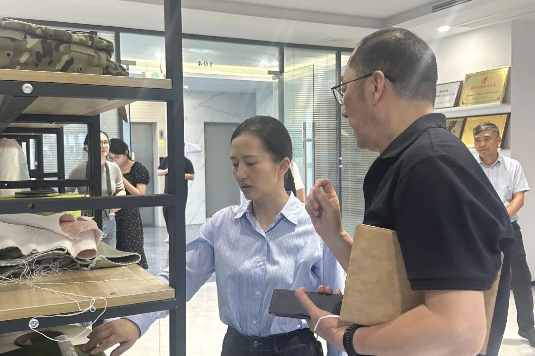 Ο Zhou Xiao, μέλος της Μόνιμης Επιτροπής της Επιτροπής Δημοτικών Κόμματος, Υπουργός Προπαγάνδας και Υπουργός του Τμήματος Εργασίας του United Front, επισκέφθηκε τον Changshu Polyester για έρευνα